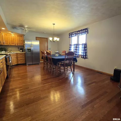 223 N King St, Hurst, IL 62949 photo 6