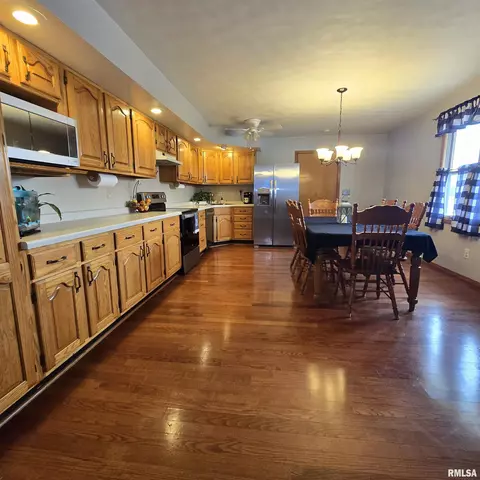 223 N King St, Hurst, IL 62949 photo 5