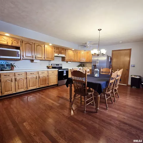 223 N King St, Hurst, IL 62949 photo 8