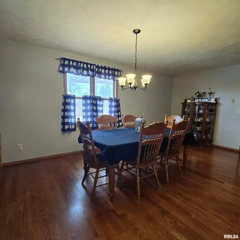 223 N King St, Hurst, IL 62949 photo 7