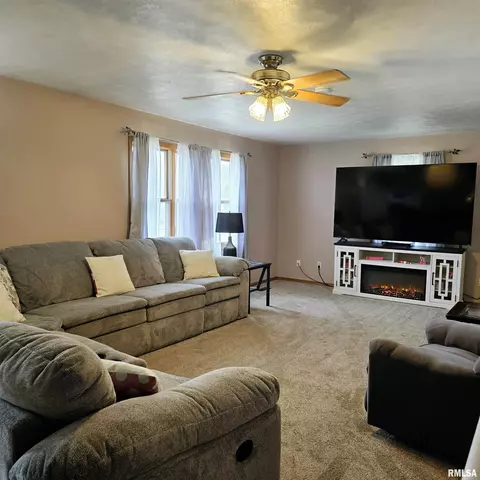 223 N King St, Hurst, IL 62949 photo 2