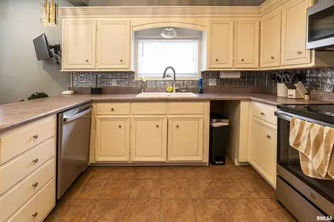 420 S 13th St, Herrin, IL 62948 photo 9