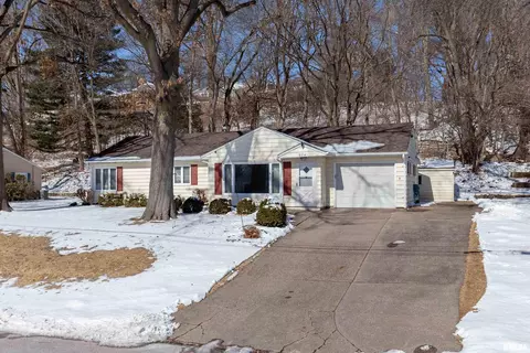 934 Mississippi Blvd, Bettendorf, IA 52722
