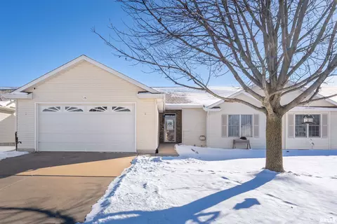 15 Madison Cir, Davenport, IA 52806