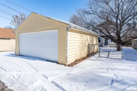 1915 11th St, Moline, IL 61265 photo 4