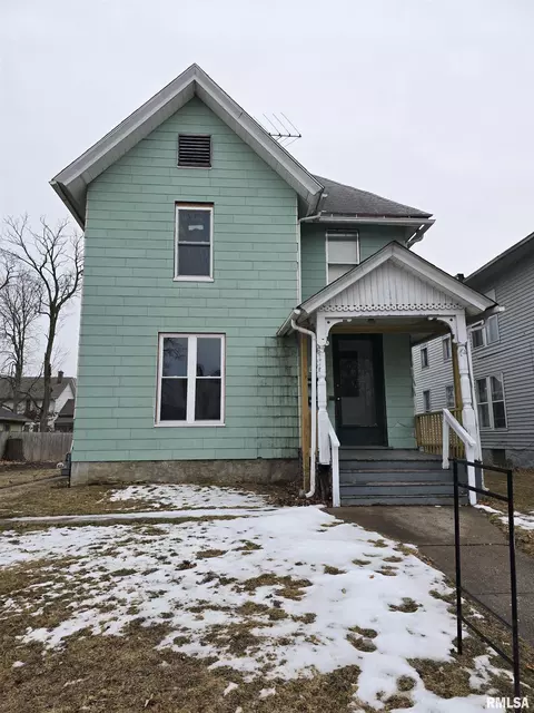 817 E 14th St, Davenport, IA 52803