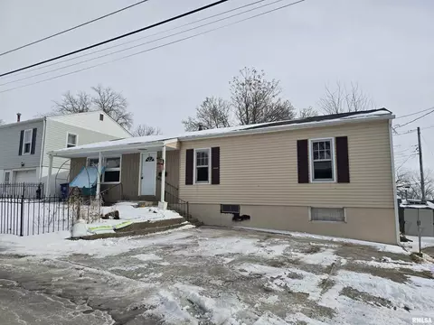 14 Riverview Ln, Bettendorf, IA 52722