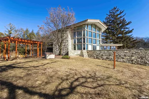 200 Whispering Pnes, Clinton, IA 52732