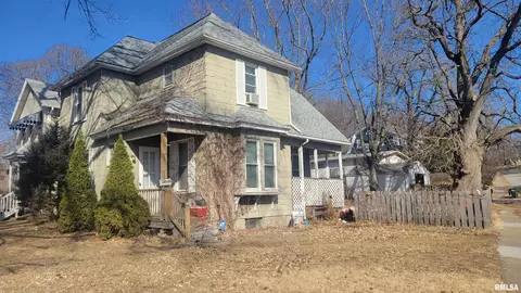 1407 Jersey Ridge Rd, Davenport, IA 52803