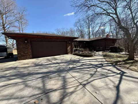 317 5th St, Silvis, IL 61282