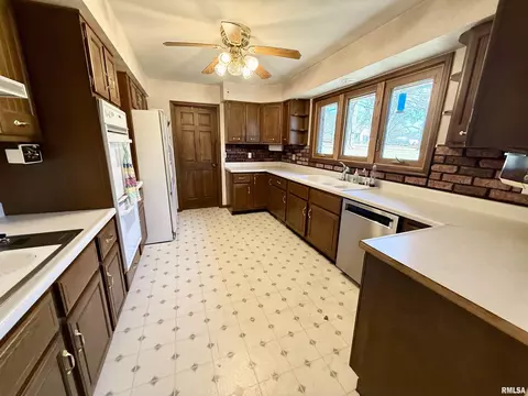 317 5th St, Silvis, IL 61282 photo 13