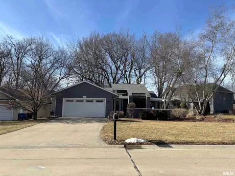 1104 E 4th St, Coal Valley, IL 61240
