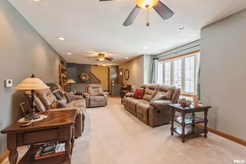 8 Hillcrest Ct, Park View, IA 52748 photo 9