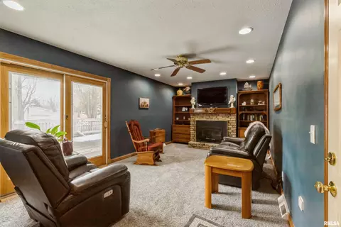 8 Hillcrest Ct, Park View, IA 52748 photo 15