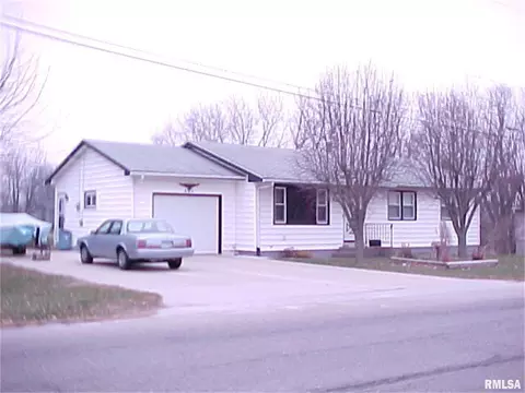 201 S 12th St, Le Claire, IA 52753