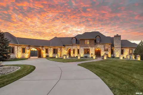 2711 Eagle Heights Ct, Bettendorf, IA 52722