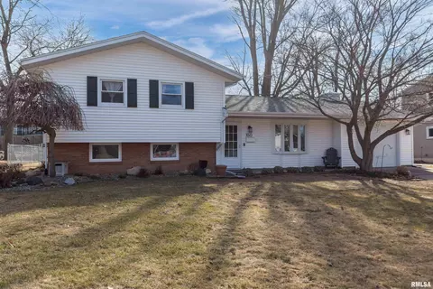 1823 Lincoln Rd, Bettendorf, IA 52722