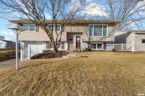 1706 Davenshire Dr, Bettendorf, IA 52722