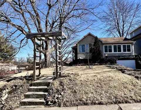 2023 N 6th St, Clinton, IA 52732