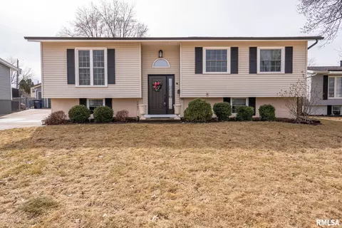 1887 Bristol Dr, Bettendorf, IA 52722
