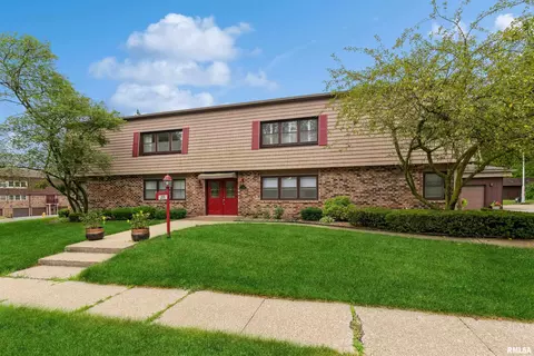 520 Oakhurst Dr, Clinton, IA 52732