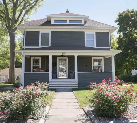819 7th St, Dewitt, IA 52742