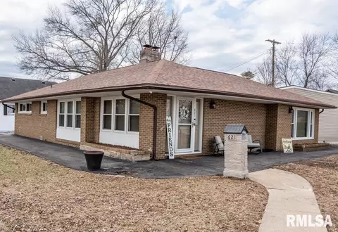 621 N 9th St, Herrin, IL 62948