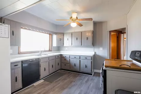 403 N Seba St, Hurst, IL 62949 photo 4