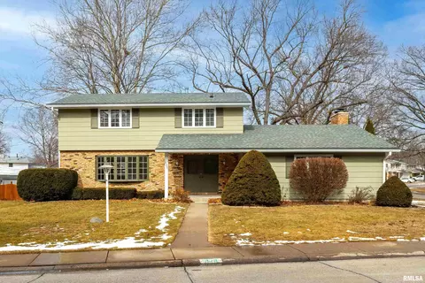 1928 Parkway Dr, Bettendorf, IA 52722