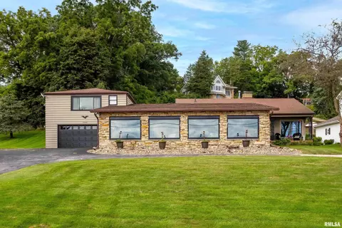 21480 Great River Rd, Le Claire, IA 52753
