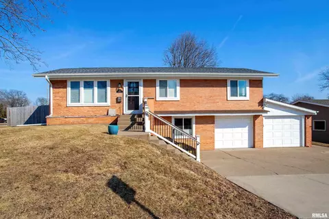 2925 Olympia Dr, Bettendorf, IA 52722