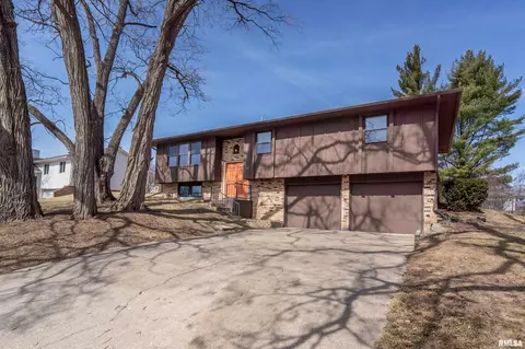 532 Mississippi Ter, Le Claire, IA 52753