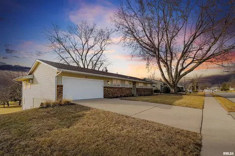 208 S 8th St, Eldridge, IA 52748 photo 2