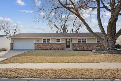 208 S 8th St, Eldridge, IA 52748