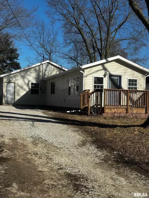 321 S 14th St, Le Claire, IA 52753