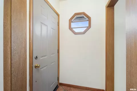2002 7th St, Moline, IL 61265 photo 4