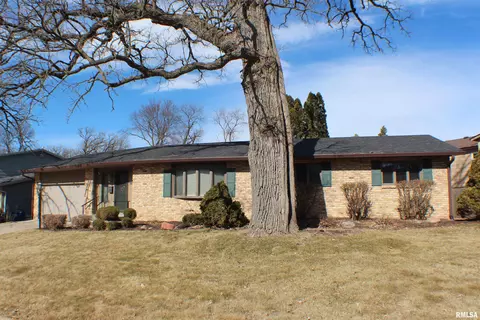 4530 Canterbury Ln, Davenport, IA 52806