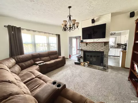 301 S Park View Dr, Eldridge, IA 52748 photo 5