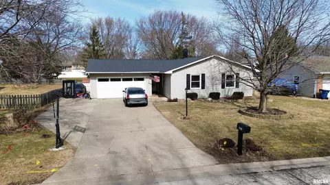 301 S Park View Dr, Eldridge, IA 52748 photo 2