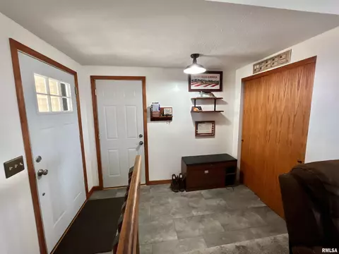 301 S Park View Dr, Eldridge, IA 52748 photo 3