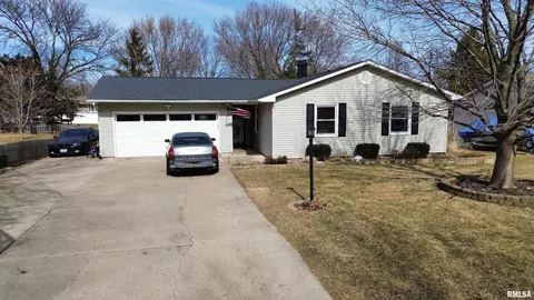 301 S Park View Dr, Eldridge, IA 52748