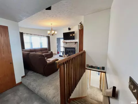 301 S Park View Dr, Eldridge, IA 52748 photo 4