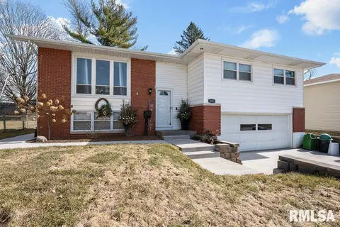3521 Greenbrier Dr, Bettendorf, IA 52722