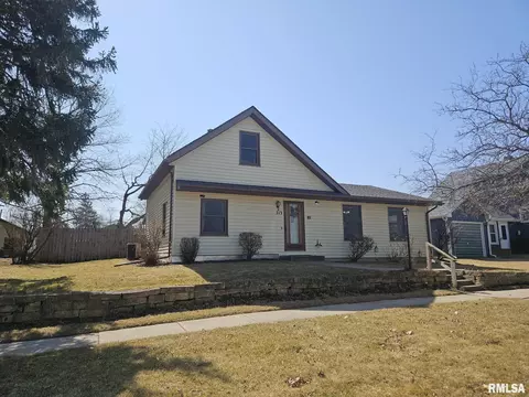 213 E Durant St, Walcott, IA 52773