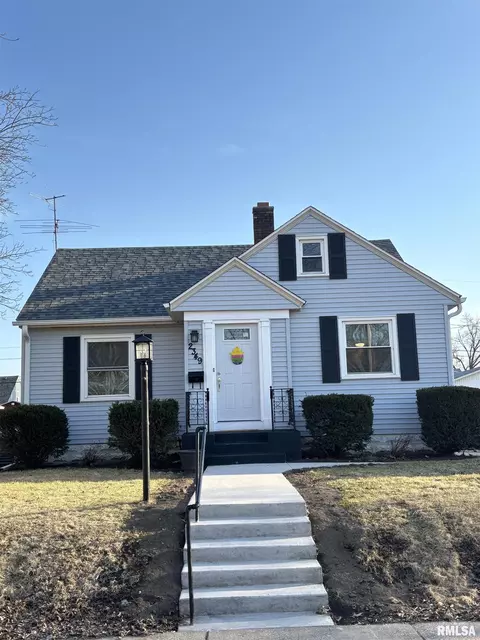 2349 Grove St, Davenport, IA 52804