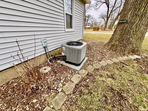 1407 15th St, Viola, IL 61486 photo 22