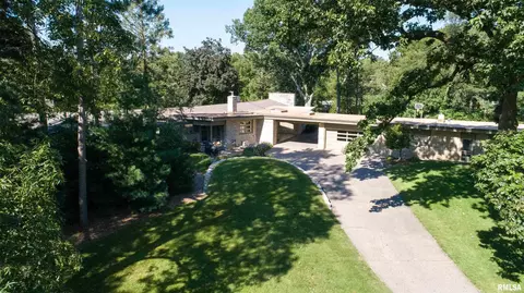 1040 Crescent Dr, Clinton, IA 52732