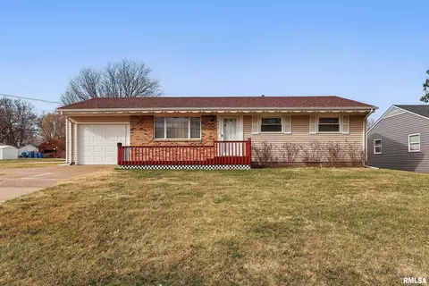 927 Wisconsin St, Le Claire, IA 52753
