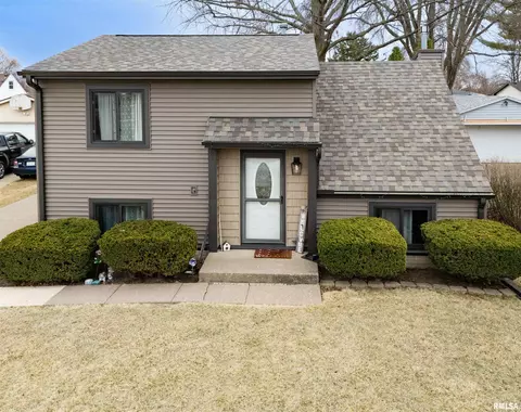 1317 Emerald Dr, Davenport, IA 52804