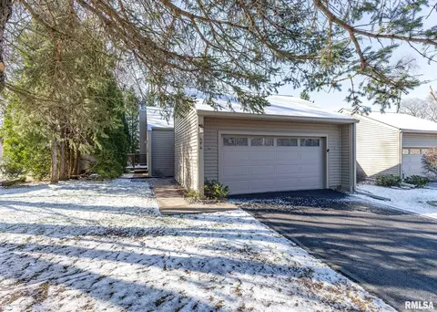 496 44th Avenue Ct, East Moline, IL 61244